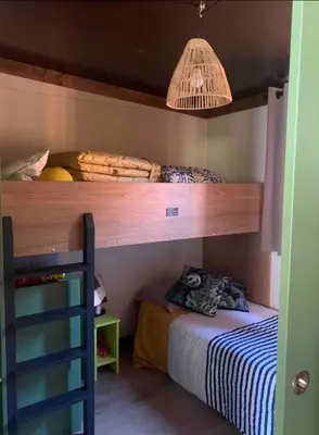 Un ou plusieurs lits dans un hébergement de l'établissement Chalet cozy dans Village au cœur des pins, parking gratuit