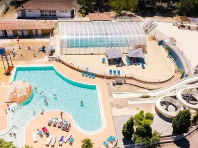 Piscine de l'établissement Mobil-home Prestige avec Terrasse, 3 Chambres, 6 Couchages - API-1-52-645 ou située à proximité