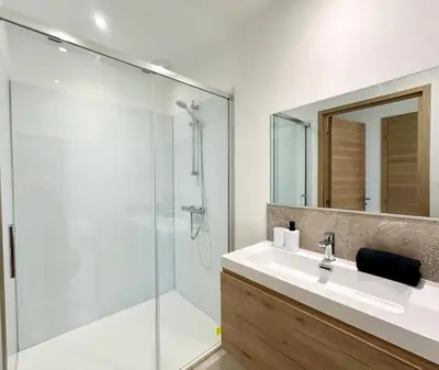 Salle de bains dans l'établissement Le Patio - Parking privé - Terrasse
