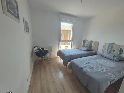 Un ou plusieurs lits dans un hébergement de l'établissement Appartement neuf 6p centre de mios