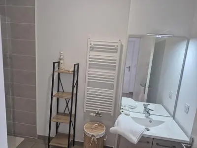 Salle de bains dans l'établissement Appartement neuf 6p centre de mios