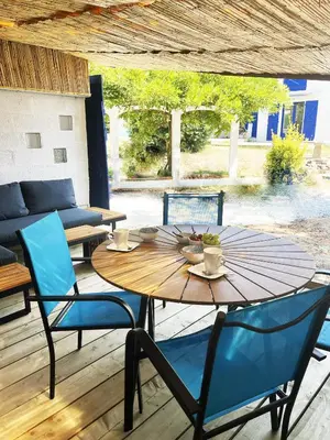 Coin salon dans l'établissement C'est une maison bleue adossée à la forêt - longue durée possible