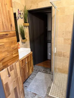 Salle de bains dans l'établissement La Piôle du Lac