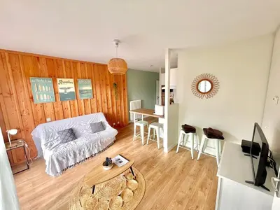 Un ou plusieurs lits dans un hébergement de l'établissement Joli studio, bassin d'Arcachon, parking privé, balcon