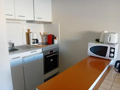 Cuisine ou kitchenette dans l'établissement Seignosse Penon - Studio avec alcôve proche plage - FR-1-239-1144