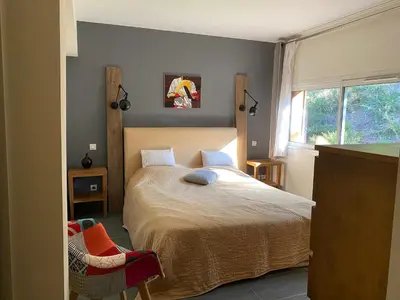 Un ou plusieurs lits dans un hébergement de l'établissement Les Chênes Lièges grande villa avec piscine