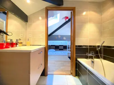 Salle de bains dans l'établissement Les Chênes Lièges grande villa avec piscine
