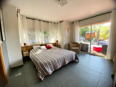 Un ou plusieurs lits dans un hébergement de l'établissement Les Chênes Lièges grande villa avec piscine