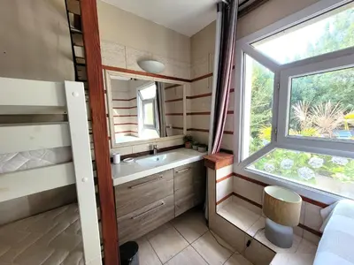 Cuisine ou kitchenette dans l'établissement Maison accès au lac par le canal