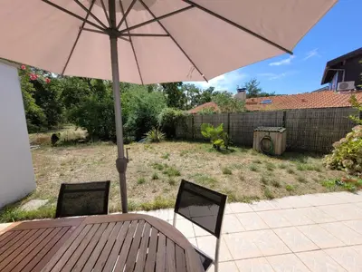 Jardin de l'établissement Maison accès au lac par le canal