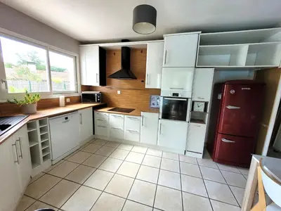 Cuisine ou kitchenette dans l'établissement Maison accès au lac par le canal