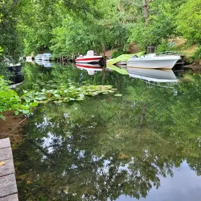 Maison accès au lac par le canal