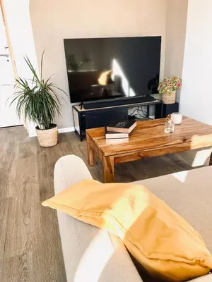 Télévision ou salle de divertissement dans l'établissement Maison climatisée 3 chambres avec jardin