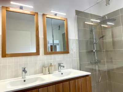 Salle de bains dans l'établissement Maison climatisée 3 chambres avec jardin