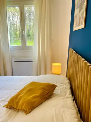 Un ou plusieurs lits dans un hébergement de l'établissement Maison climatisée 3 chambres avec jardin