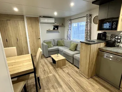 Cuisine ou kitchenette dans l'établissement Les Dunes d'EZC - Mobil-home familial 6-8 personnes, 3 chambres confort premium dans un camping 4 étoiles