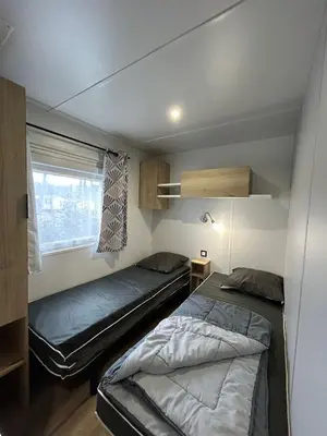 Un ou plusieurs lits dans un hébergement de l'établissement Les Dunes d'EZC - Mobil-home familial 6-8 personnes, 3 chambres confort premium dans un camping 4 étoiles