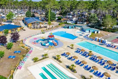 Piscine de l'établissement Les Dunes d'EZC - Mobil-home familial 6-8 personnes, 3 chambres confort premium dans un camping 4 étoiles ou située à proximité