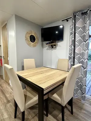 Télévision ou salle de divertissement dans l'établissement Les Dunes d'EZC - Mobil-home familial 6-8 personnes, 3 chambres confort premium dans un camping 4 étoiles