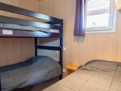 Un ou plusieurs lits dans un hébergement de l'établissement Chalet confortable avec terrasse pour 7 personnes - API-1-52-227