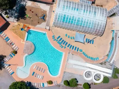 Piscine de l'établissement Chalet confortable avec terrasse pour 7 personnes - API-1-52-227 ou située à proximité