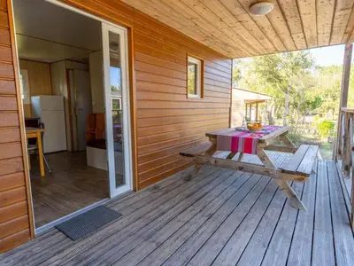 Balcon ou terrasse dans l'établissement Chalet confortable avec terrasse pour 7 personnes - API-1-52-227