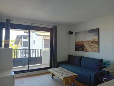 Coin salon dans l'établissement Seignosse Penon - Studio avec alcôve - plages et commerces à pied -Place de parking - FR-1-239-1147