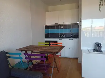 Cuisine ou kitchenette dans l'établissement Seignosse Penon - Studio avec alcôve - plages et commerces à pied -Place de parking - FR-1-239-1147