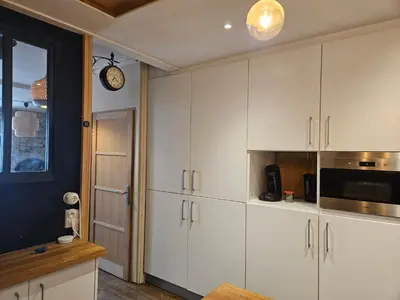 Cuisine ou kitchenette dans l'établissement Appartement authentique et chaleureux au cœur de Salies-de-Béarn, dans le quartier historique avec commerces et restaurants au pied, à deux pas des thermes