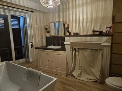 Salle de bains dans l'établissement Appartement authentique et chaleureux au cœur de Salies-de-Béarn, dans le quartier historique avec commerces et restaurants au pied, à deux pas des thermes