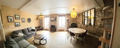 Coin salon dans l'établissement Appartement authentique et chaleureux au cœur de Salies-de-Béarn, dans le quartier historique avec commerces et restaurants au pied, à deux pas des thermes