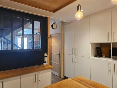 Cuisine ou kitchenette dans l'établissement Appartement authentique et chaleureux au cœur de Salies-de-Béarn, dans le quartier historique avec commerces et restaurants au pied, à deux pas des thermes