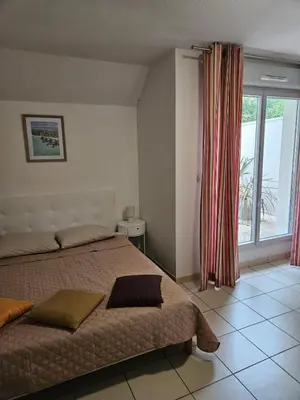 Un ou plusieurs lits dans un hébergement de l'établissement Studio cosy avec terrasse et parking dans résidence au calme avec piscine, à 3 min des thermes et centre ville