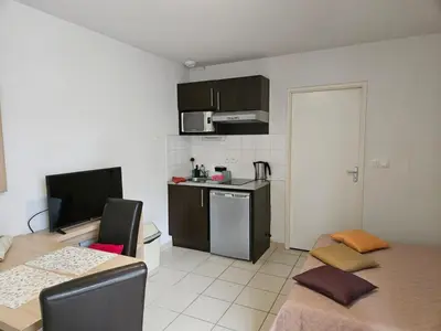 Cuisine ou kitchenette dans l'établissement Studio cosy avec terrasse et parking dans résidence au calme avec piscine, à 3 min des thermes et centre ville