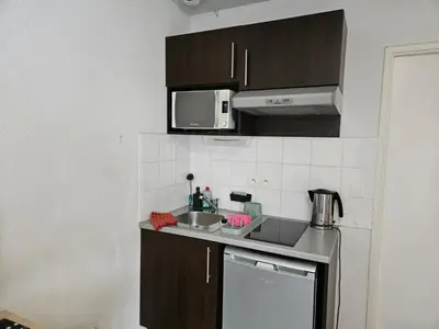 Cuisine ou kitchenette dans l'établissement Studio cosy avec terrasse et parking dans résidence au calme avec piscine, à 3 min des thermes et centre ville