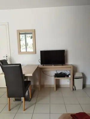 Télévision ou salle de divertissement dans l'établissement Studio cosy avec terrasse et parking dans résidence au calme avec piscine, à 3 min des thermes et centre ville