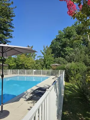 Piscine de l'établissement Studio cosy avec terrasse et parking dans résidence au calme avec piscine, à 3 min des thermes et centre ville ou située à proximité