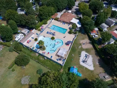 Piscine de l'établissement Mobil home avec terrasse à Sainte-Eulalie-en-Born - API-1-52-682 ou située à proximité