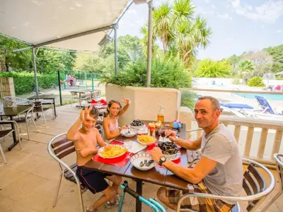 Boissons dans l'établissement Mobil home avec terrasse à Sainte-Eulalie-en-Born - API-1-52-682