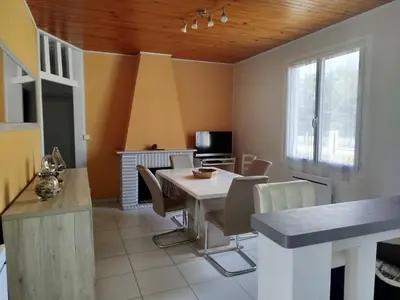 Cuisine ou kitchenette dans l'établissement Maison de vacances à Lesperon
