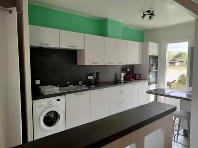 Cuisine ou kitchenette dans l'établissement Maison de vacances à Lesperon