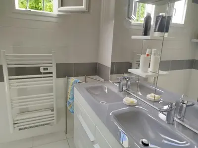Salle de bains dans l'établissement Maison de vacances à Lesperon