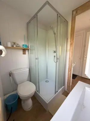 Salle de bains dans l'établissement Dépendance calme Gujan-Mestras