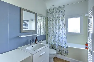 Salle de bains dans l'établissement Villa Manava - Climatisée avec terrasse et jardin