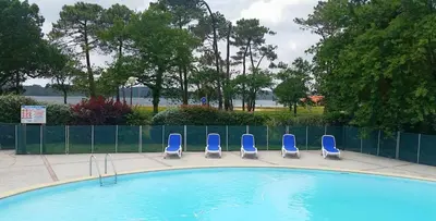 Piscine de l'établissement Bungalow bord de Lac Biscarosse ou située à proximité