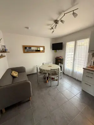 Télévision ou salle de divertissement dans l'établissement Charmant T3 bord de plage
