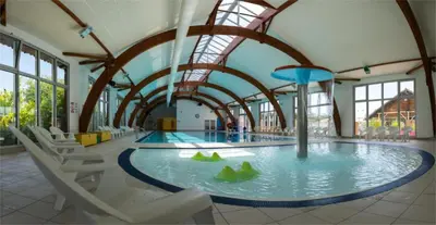 Piscine de l'établissement SIBLU la Réserve 321 near lake 8 Per, 2SDB ou située à proximité
