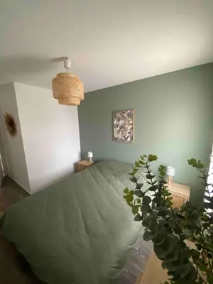 Un ou plusieurs lits dans un hébergement de l'établissement Appartement cosy avec Clim et jardin centre de Gujan