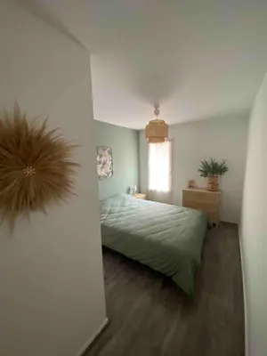 Un ou plusieurs lits dans un hébergement de l'établissement Appartement cosy avec Clim et jardin centre de Gujan
