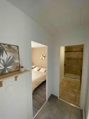 Un ou plusieurs lits dans un hébergement de l'établissement Appartement cosy avec Clim et jardin centre de Gujan